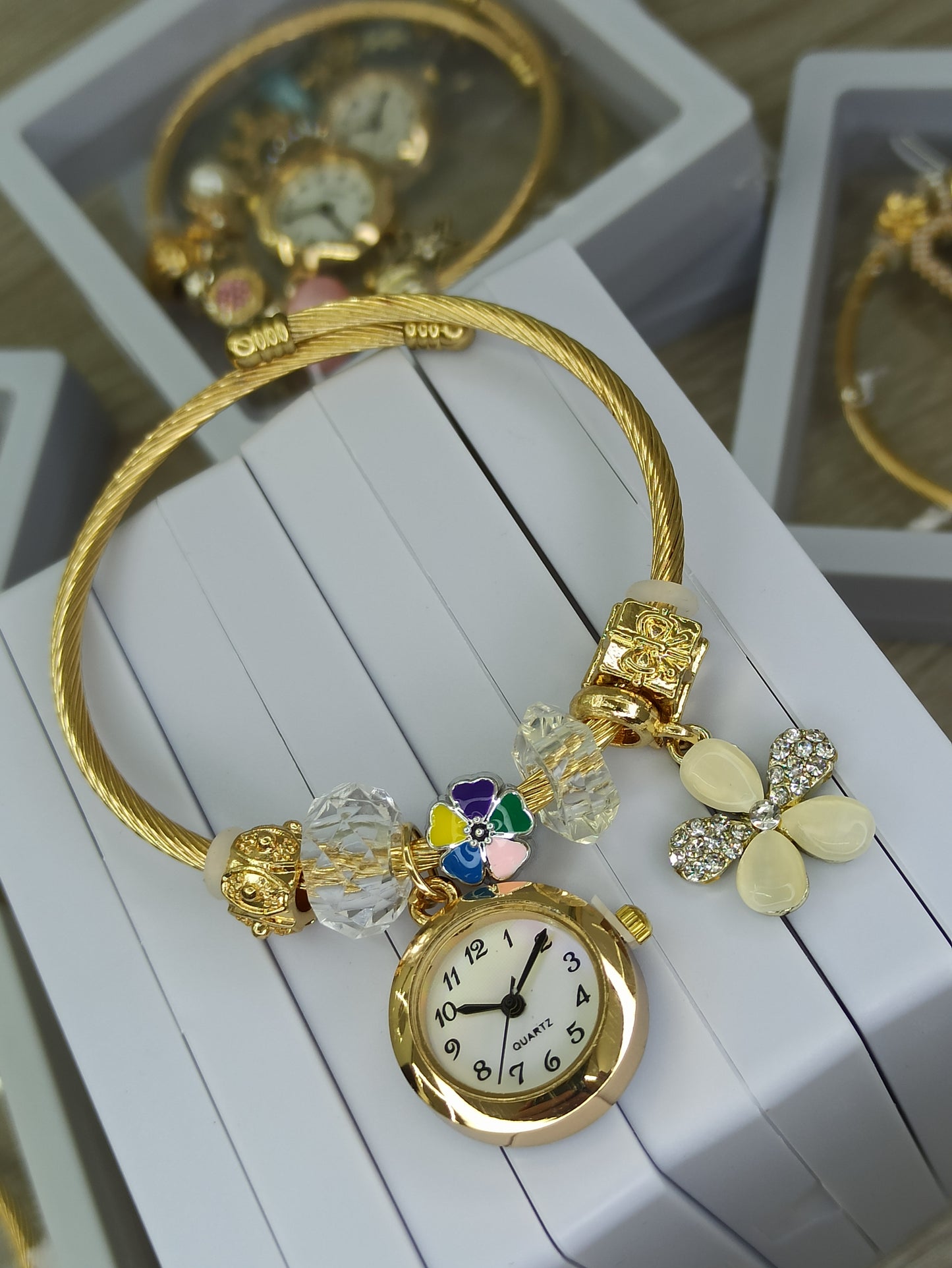 HERMOSO RELOJ PARA DAMA TIPO PULSERA CON DIJES INCLUIDOS