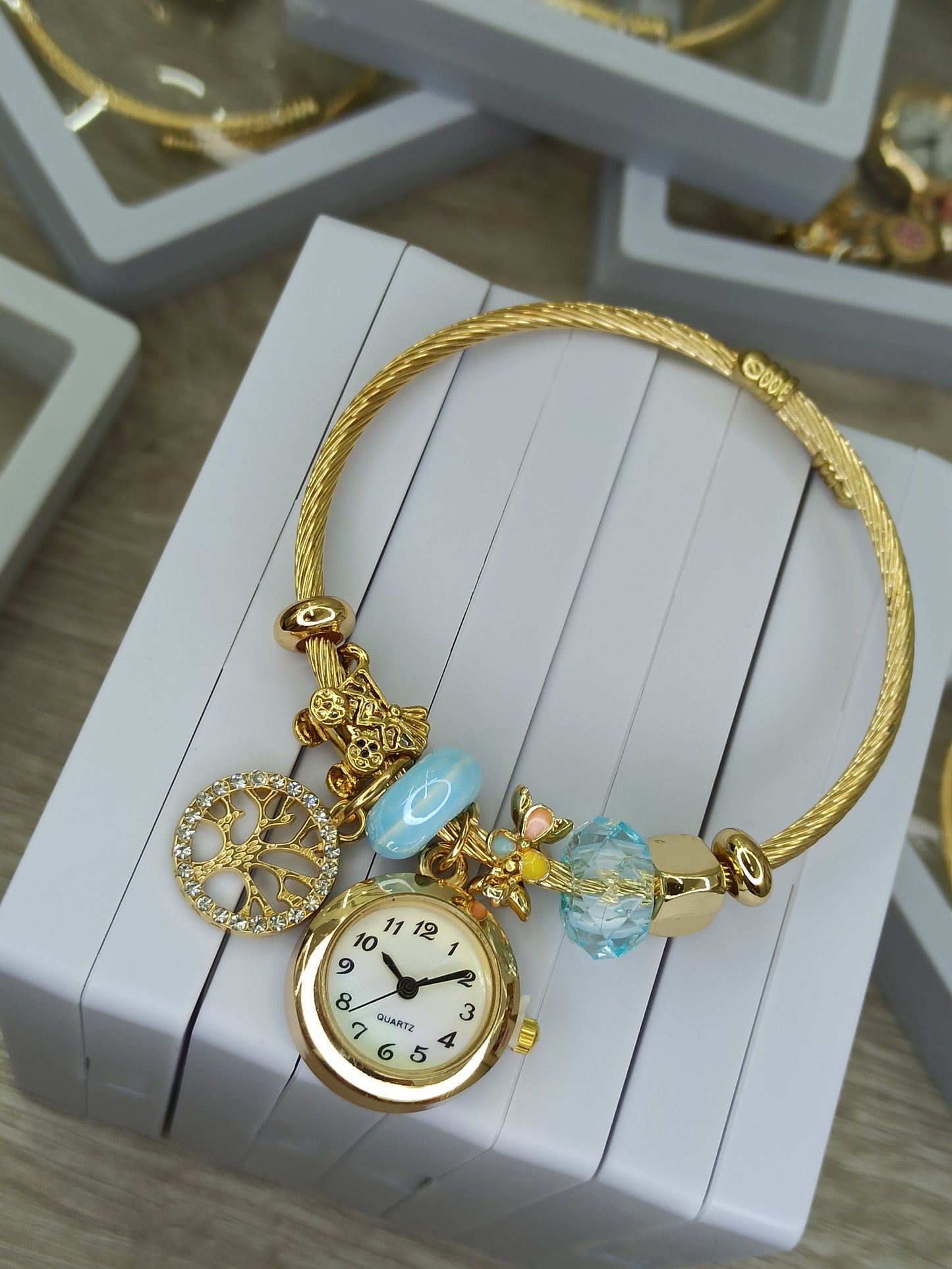 HERMOSO RELOJ PARA DAMA TIPO PULSERA CON DIJES INCLUIDOS