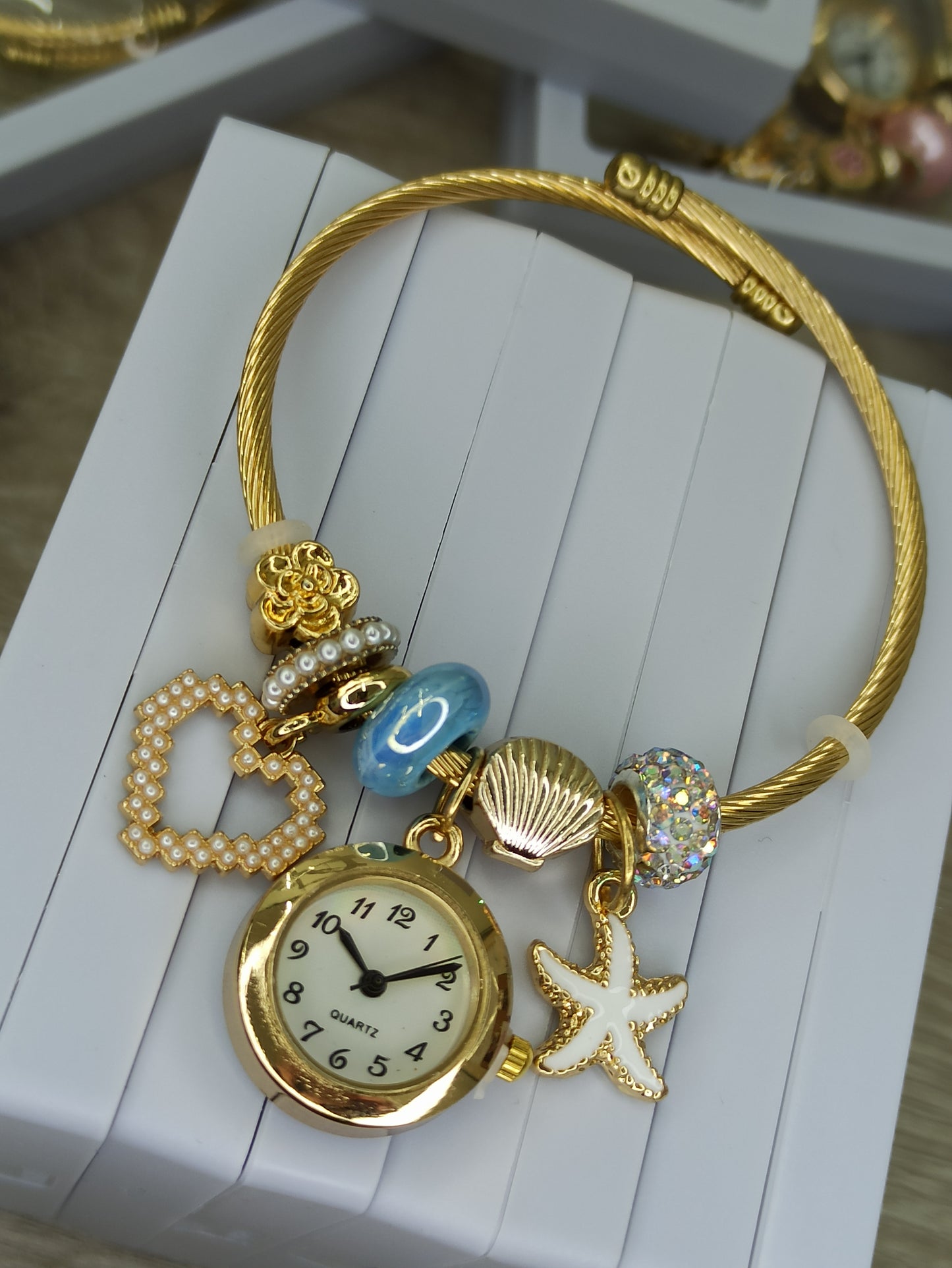 HERMOSO RELOJ PARA DAMA TIPO PULSERA CON DIJES INCLUIDOS