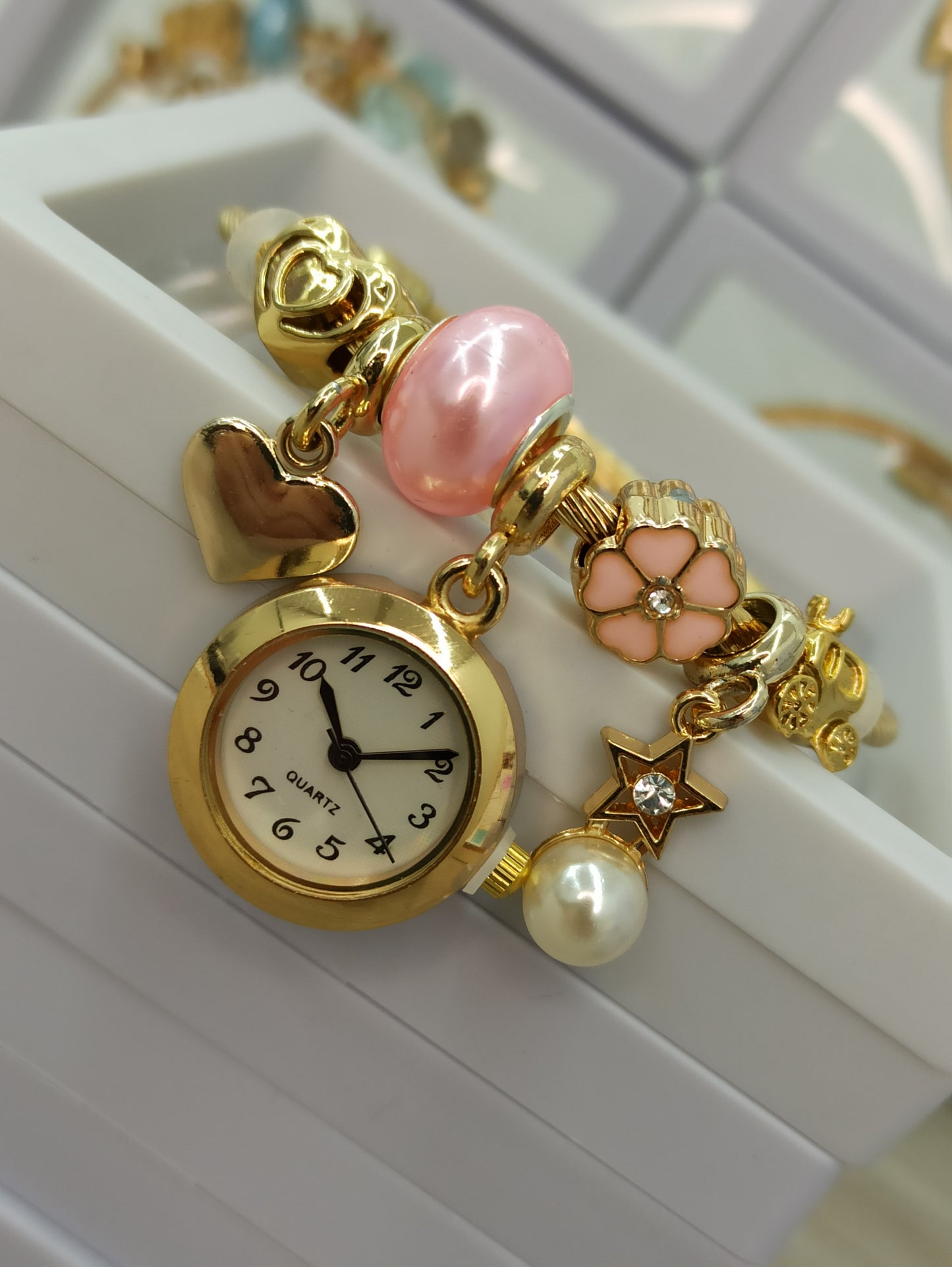 HERMOSO RELOJ PARA DAMA TIPO PULSERA CON DIJES INCLUIDOS